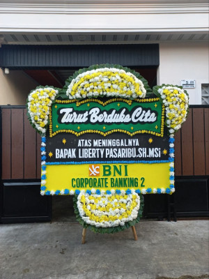 Papan Bunga Duka di Tengah Tani