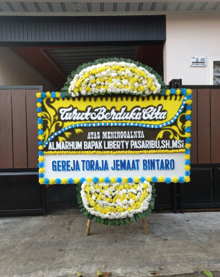 Papan Bunga Duka di Tengah Tani