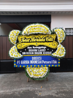 Papan Bunga Duka di Tengah Tani