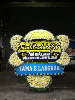 Papan Bunga Duka di Tengah Tani